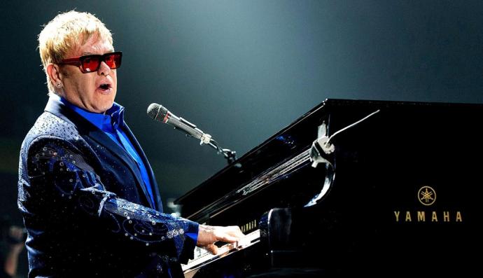 Elton John sale furioso escenario por fanático