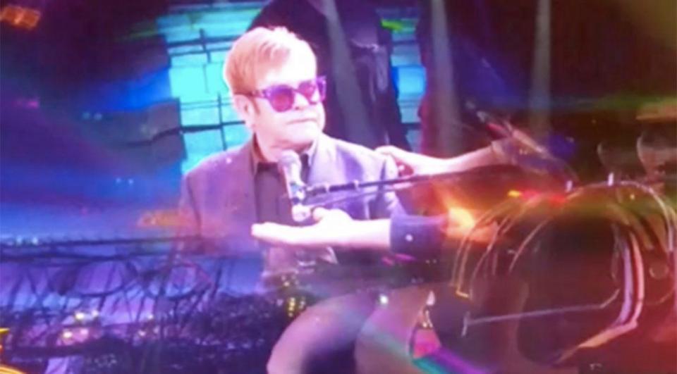 Elton John sale furioso escenario por fanático